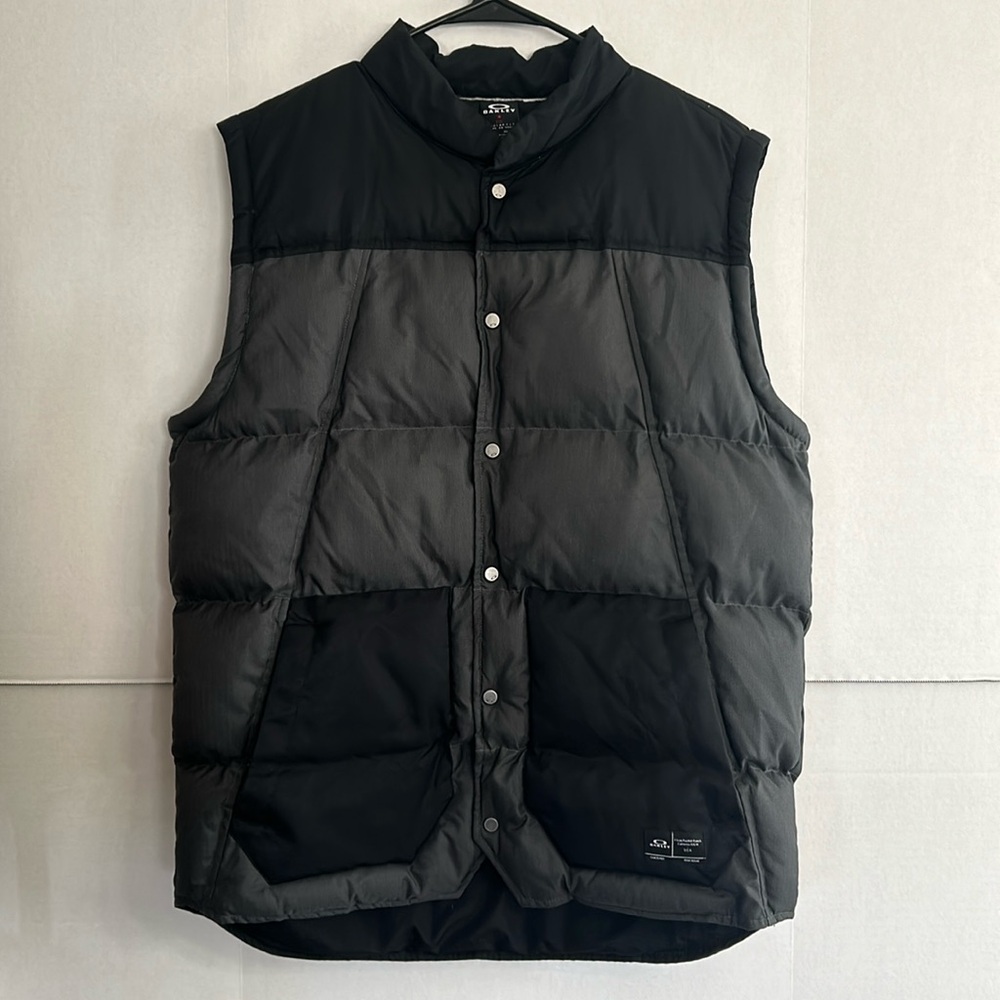 Oakley puffer vest mens size L